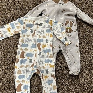 Baby boys 6 month sleepers -EUC from carters